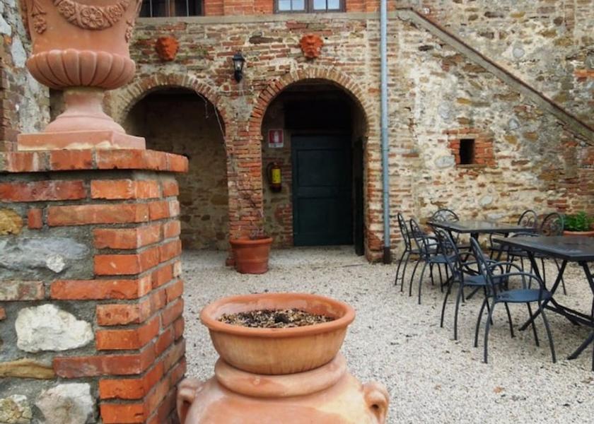 Tuscany Trequanda Courtyard