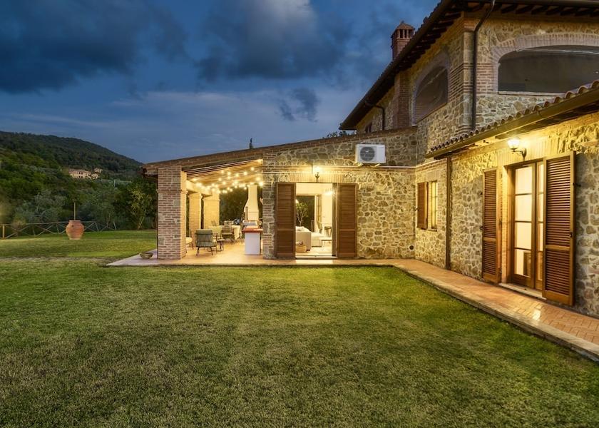 Tuscany Trequanda Exterior Detail