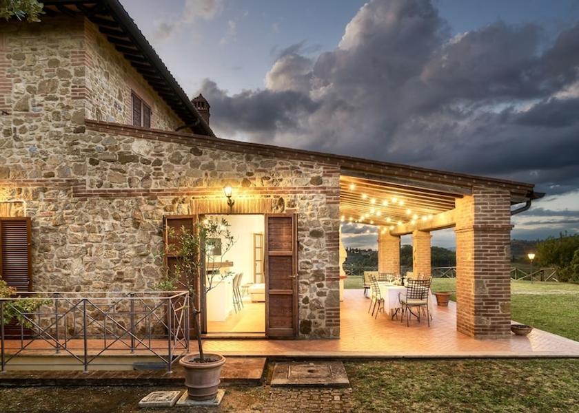 Tuscany Trequanda Entrance