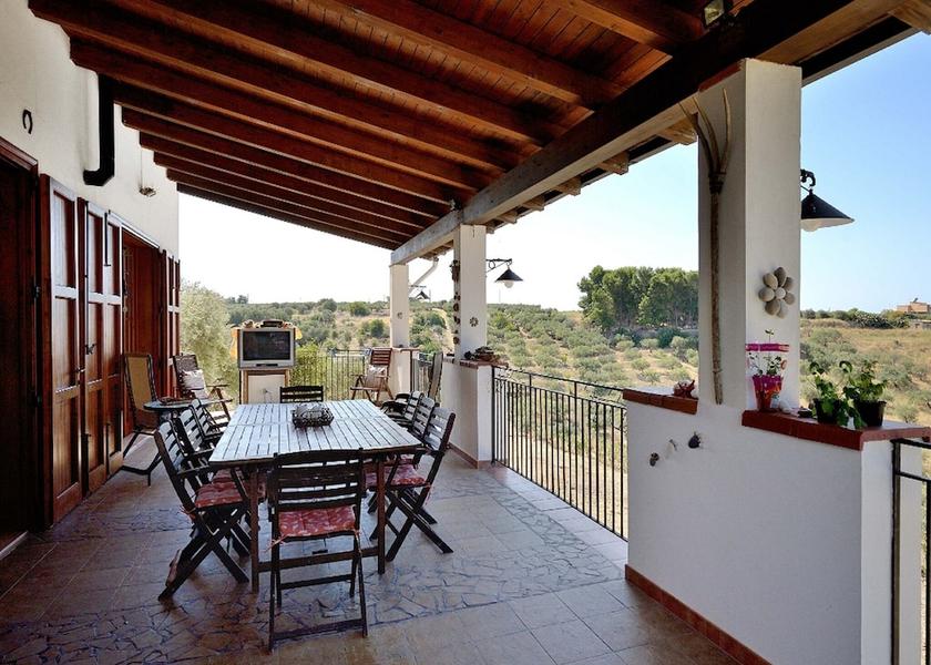 Sicily Ribera Dining Area