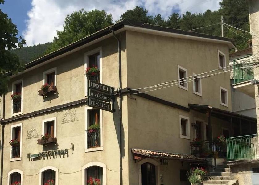 Abruzzo Villetta Barrea Exterior Detail