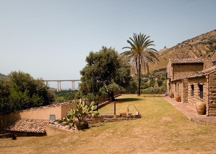 Sicily Pettineo Exterior Detail