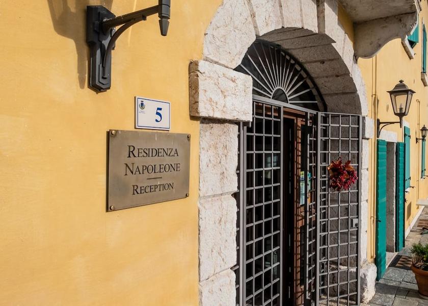 Veneto Rivoli Veronese Exterior Detail