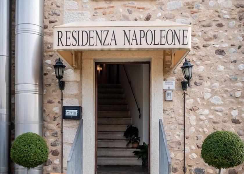 Veneto Rivoli Veronese Entrance