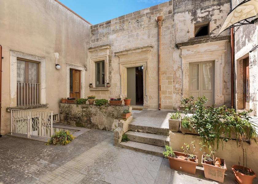 Puglia Muro Leccese Exterior Detail