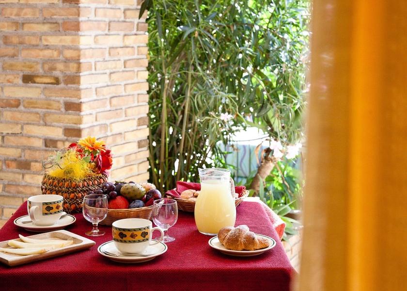 Sicily Alia Dining Area