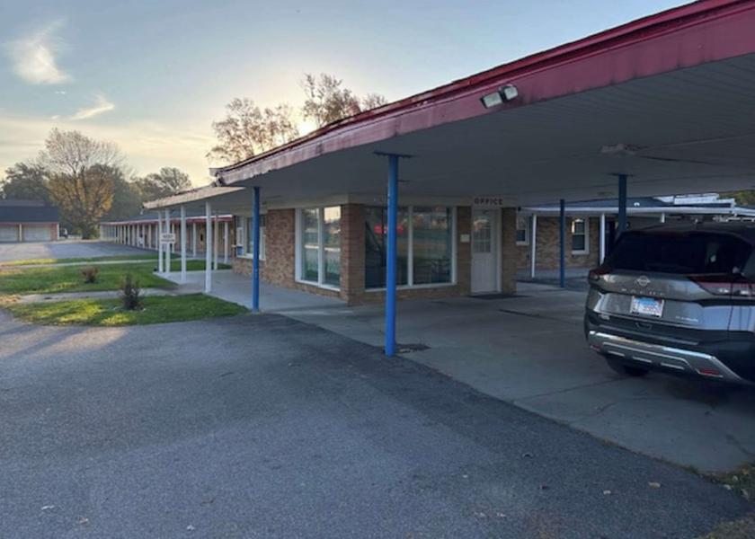 Illinois Flora Exterior Detail