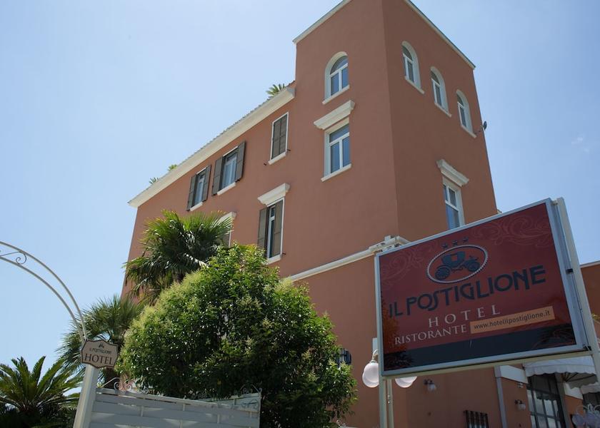 Lazio Minturno Exterior Detail