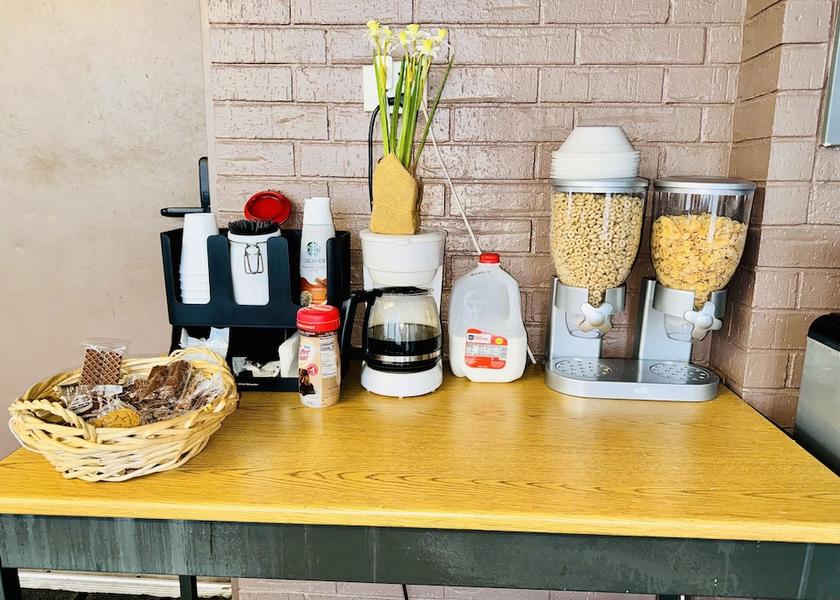 Oklahoma Jay Breakfast Area