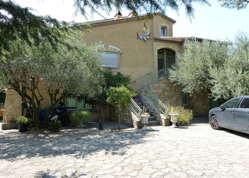 Occitanie Laudun Facade