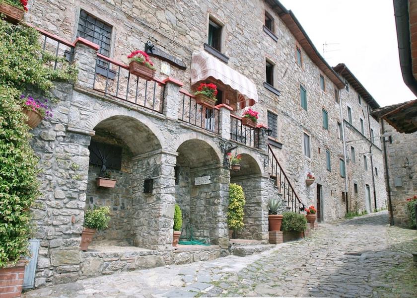 Tuscany Pescaglia Entrance