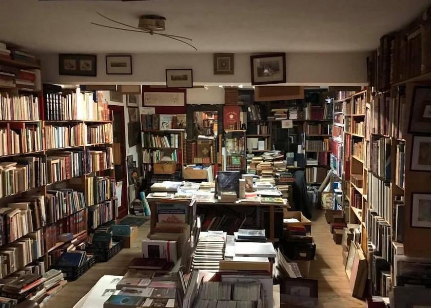 Occitanie Montolieu Library