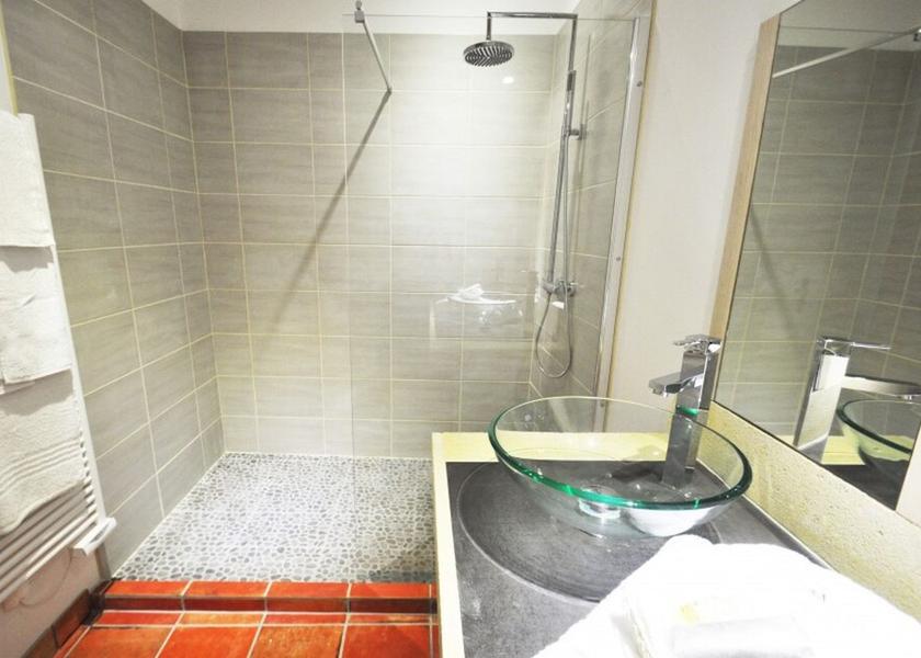Nouvelle-Aquitaine Rauzan Bathroom