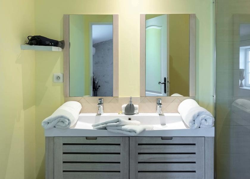 Nouvelle-Aquitaine Rauzan Bathroom