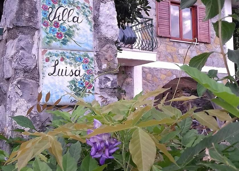 Campania Ispani Exterior Detail