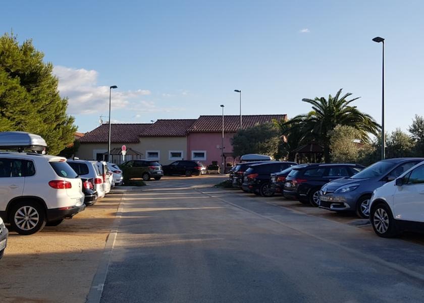 Provence - Alpes - Cote d'Azur Saint-Mitre-Les-Remparts Parking