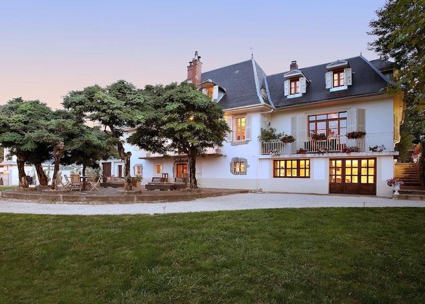 Auvergne-Rhone-Alpes Montagnole Exterior Detail