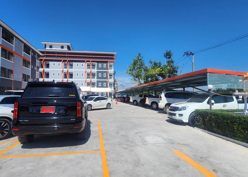  Pluak Daeng Parking lot