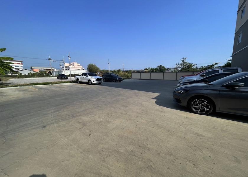 Nakhon Pathom Sam Phran Parking