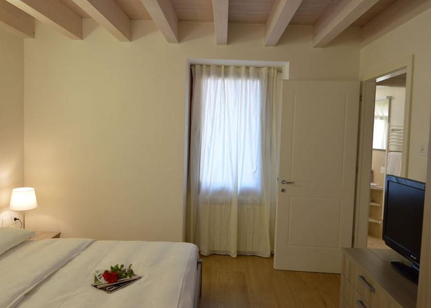 Lombardy Sale Marasino Room