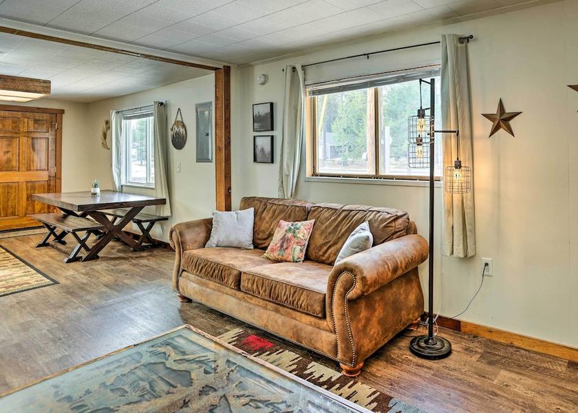 Oregon la pine Interior Entrance