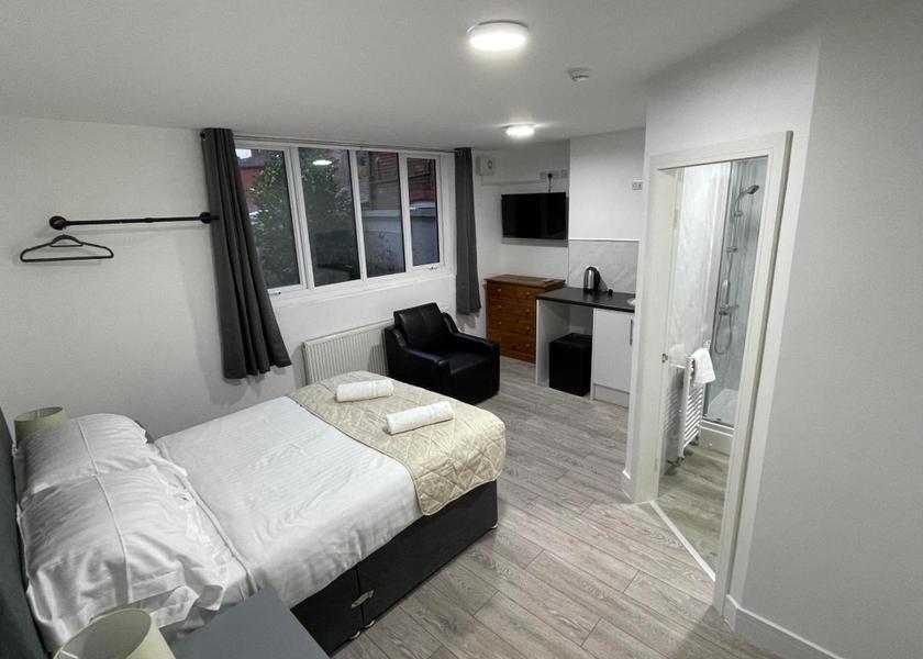 England Newcastle-Under-Lyme Double Room with Private Bathroom