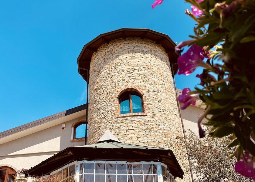Piedmont Carru Exterior Detail