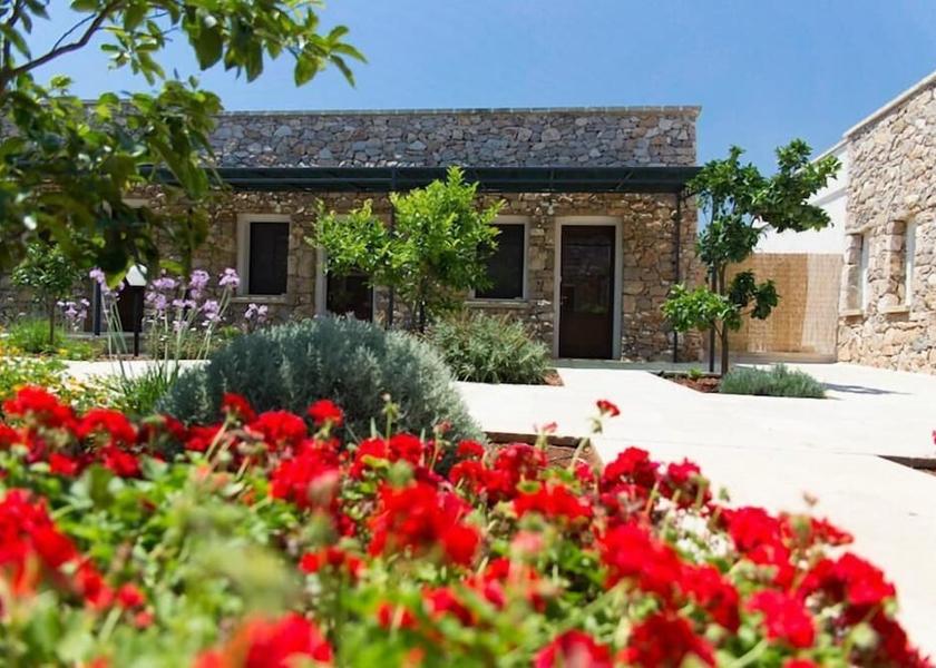 Puglia Patu Exterior Detail