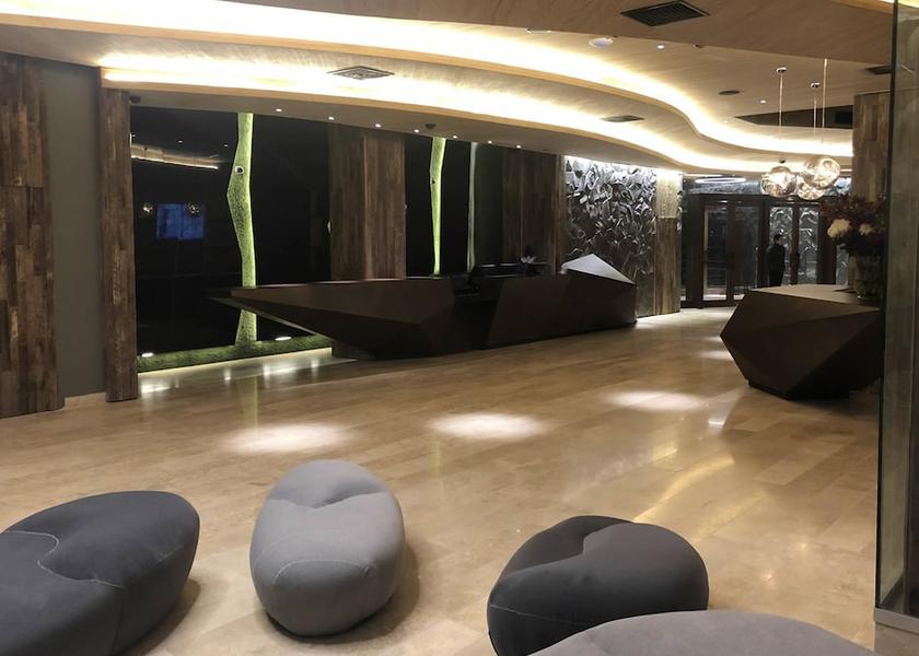  Pinto Lobby