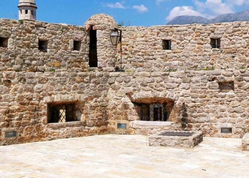  Sutomore Exterior Detail