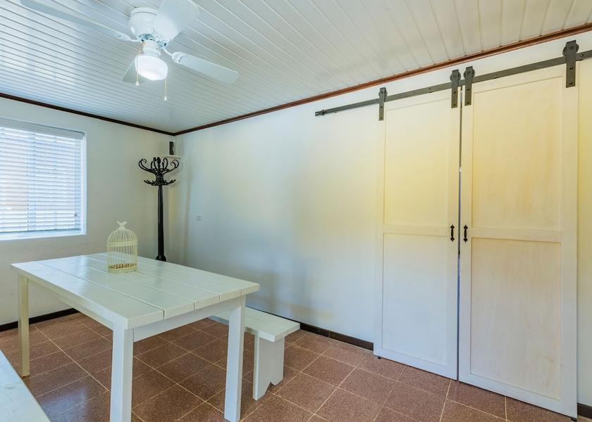  Savaneta In-Room Dining