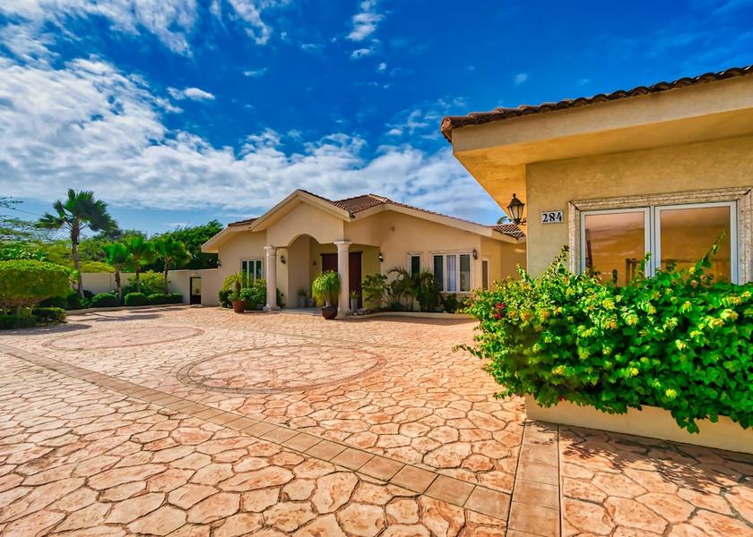  Savaneta Exterior Detail