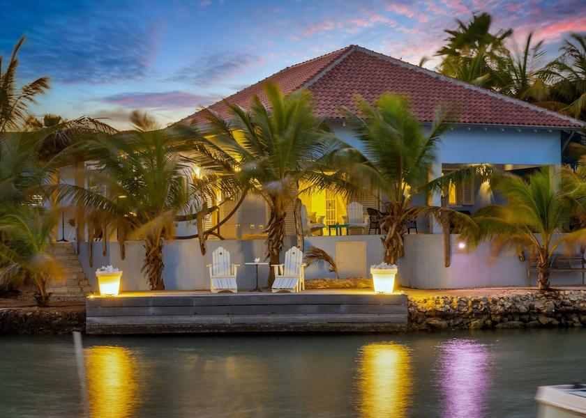  Kralendijk Exterior Detail