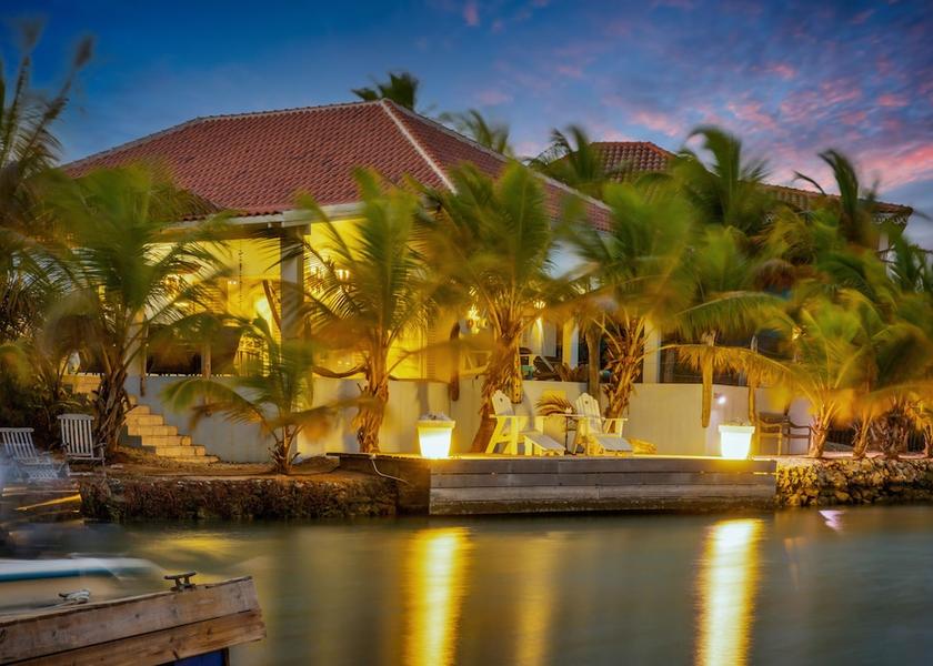  Kralendijk Exterior Detail