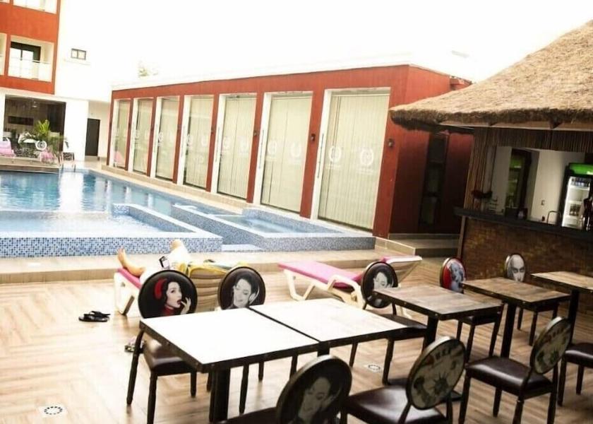  Abidjan Exterior Detail