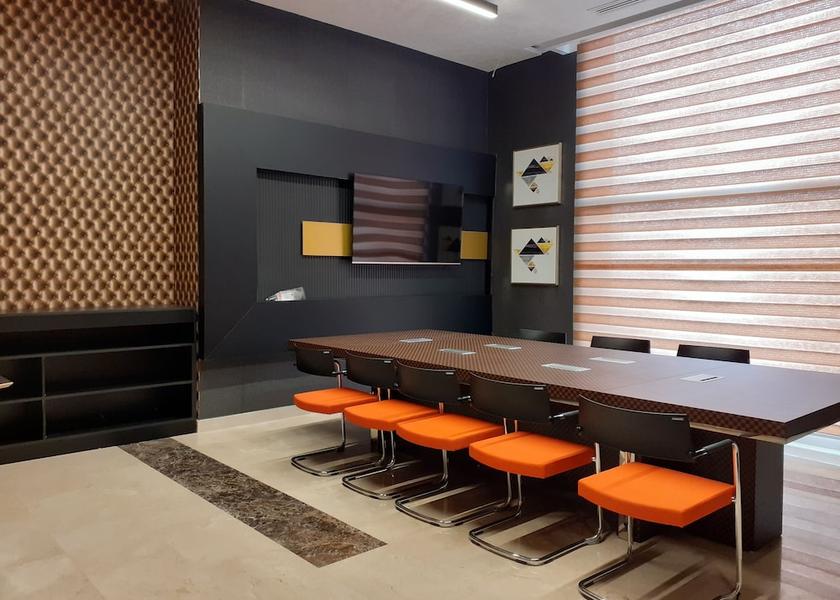  Oran Meeting Room