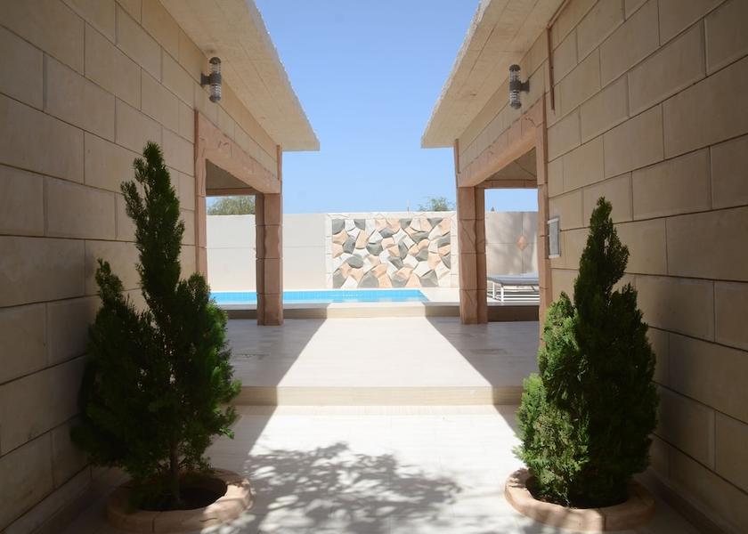  St. Louis Exterior Detail