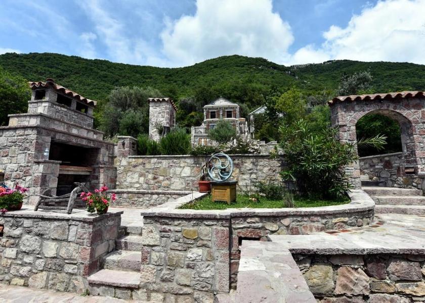  Tivat Exterior Detail