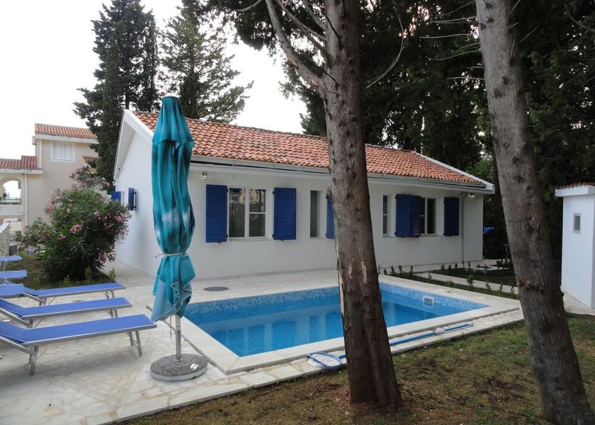  Petrovac Exterior Detail