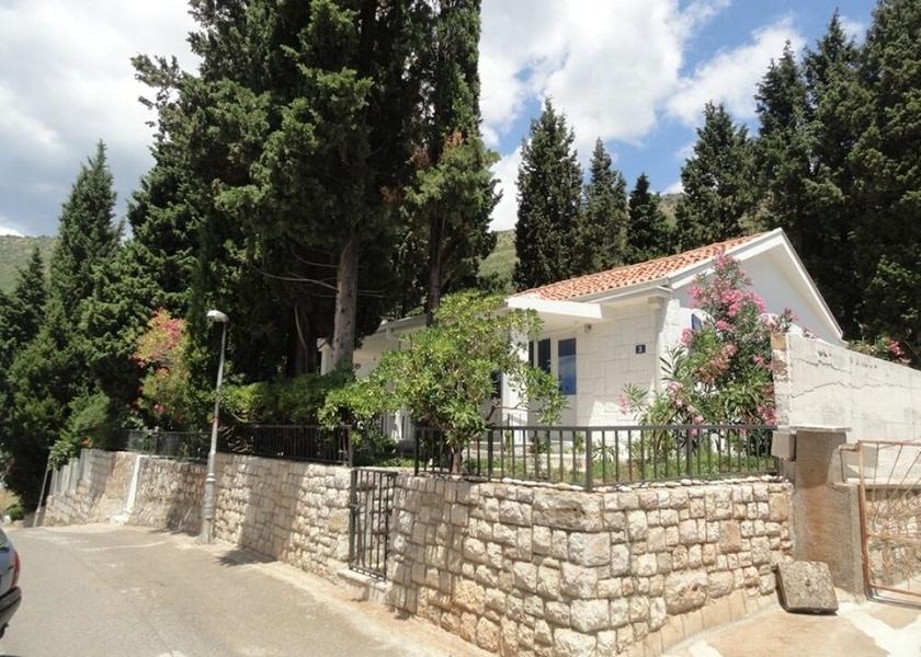  Petrovac Exterior Detail