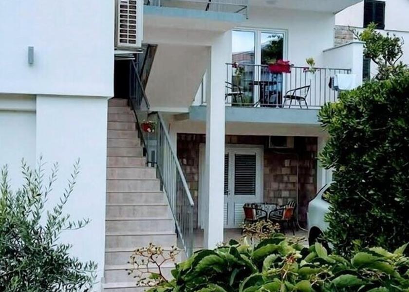  Petrovac Exterior Detail