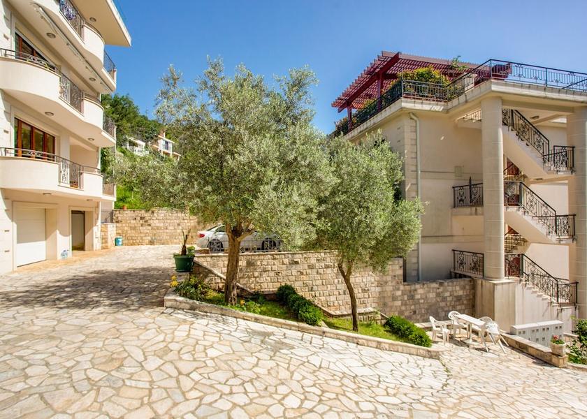  Petrovac Exterior Detail