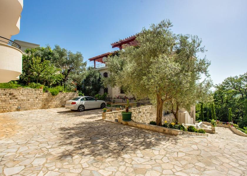  Petrovac Exterior Detail