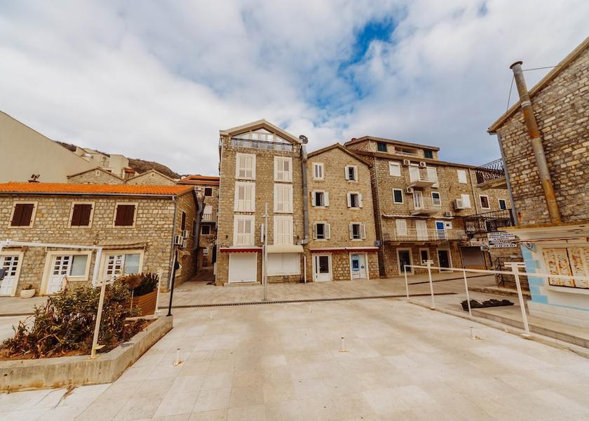  Petrovac Exterior Detail