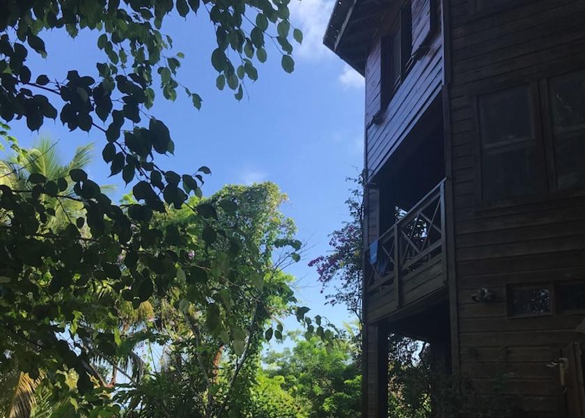 Islas de la Bahia Roatan Exterior Detail