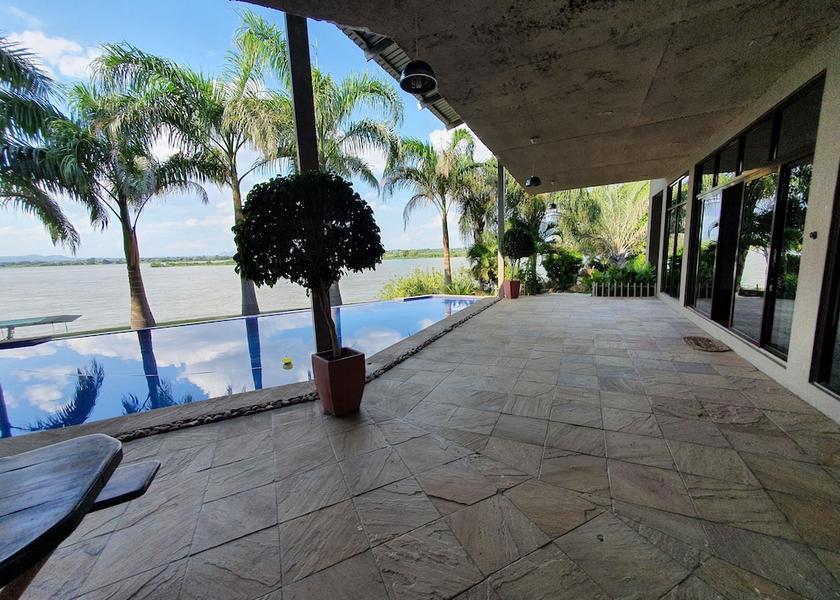  Tete Exterior Detail