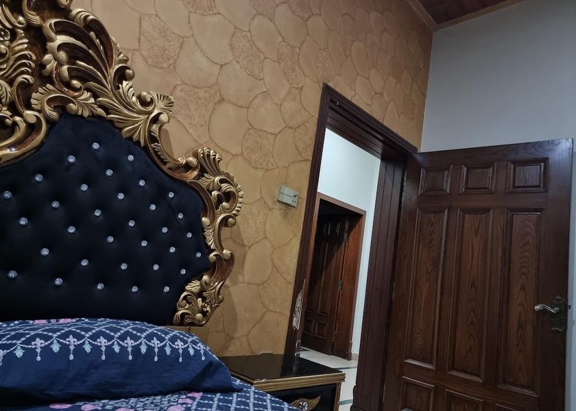  Gujrat Room