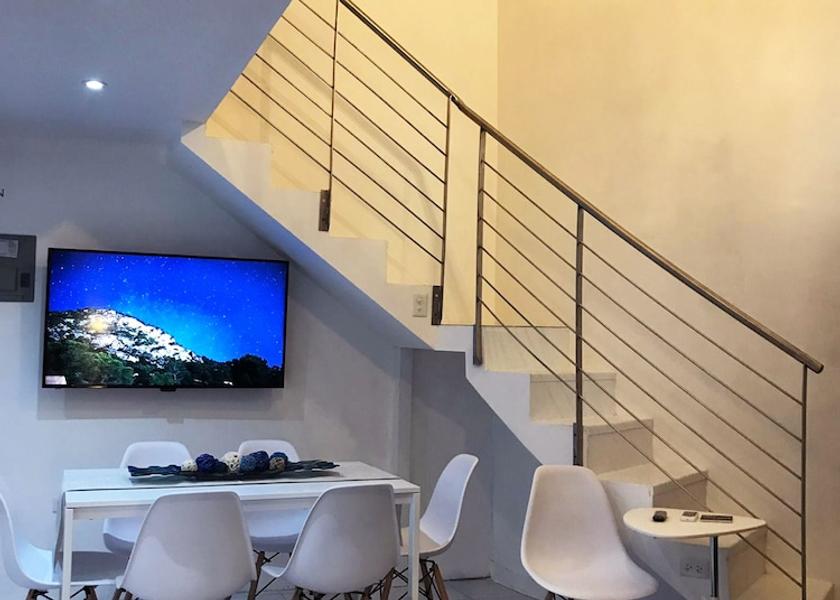  Ponce In-Room Dining