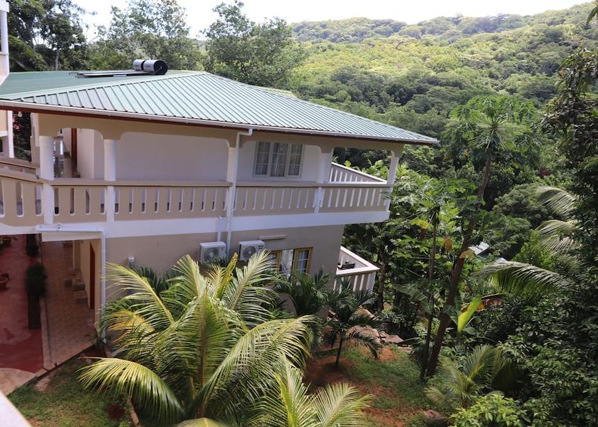  La Digue Terrace/patio
