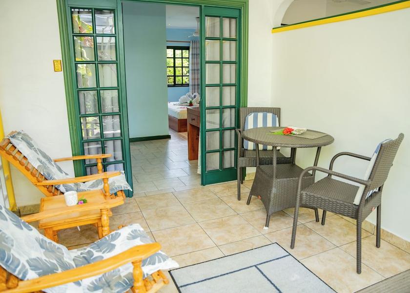  La Digue Terrace/patio